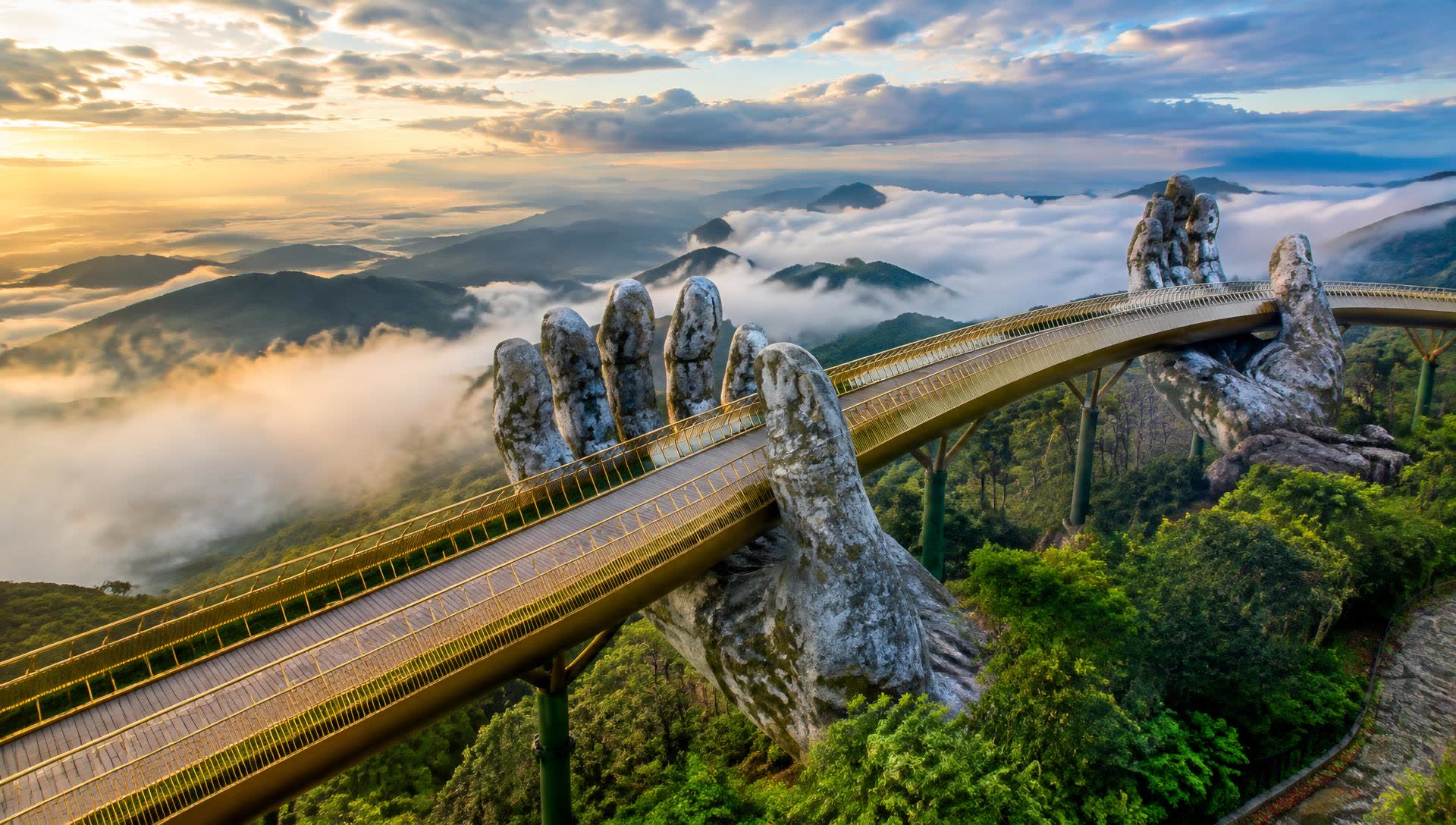 Puente dorado entre las nubes al amanecer